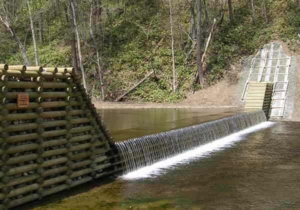 公共土木事業で採用された木製ダムの写真