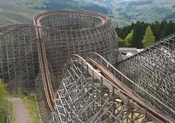 木材だけでつくった日本初の木製コースターの写真