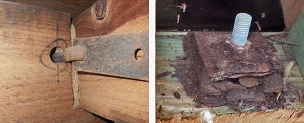 木材を固定する金物が錆びてボロボロになっている写真