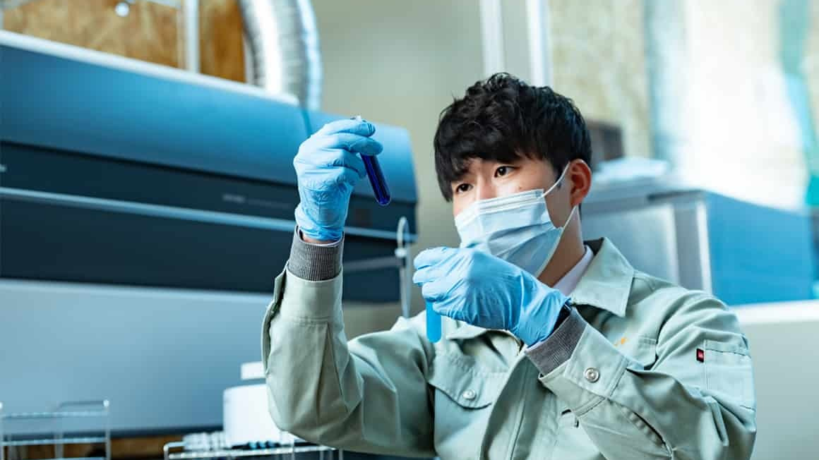 自社の研究室で木材保存薬剤を開発している様子